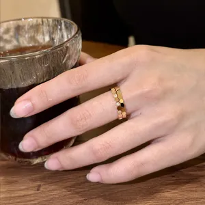 Bague élégante nid d'abeille hexagone en acier titane plaqué or 18k empilable design