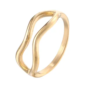 Bague dorée à lignes irrégulières pour femme, design minimaliste empilable, bijoux élégants.
