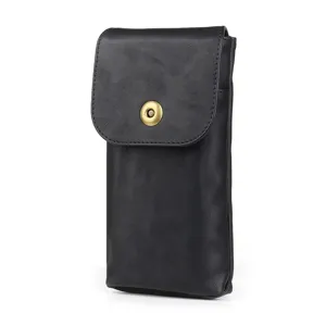 Schwarze vertikale Leder Handytasche Detailaufnahme mit metallischem Magnetverschluss
