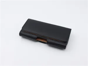 Vista de detalle de la funda de teléfono de cuero negro con presilla para cinturón, textura.