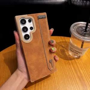 Funda de cuero ante retro con correa y detalle de soporte para Samsung S25 Ultra.