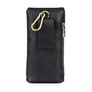 Schwarze Handytasche aus Leder Detail mit Karabinerhaken, Reißverschlusstasche und Gürtelschlaufe.