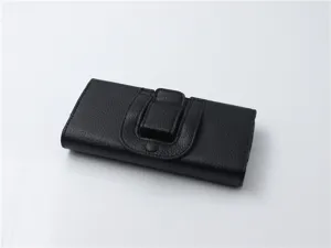 Primer plano detallado de la funda de cuero negro para teléfono con clip de cinturón.
