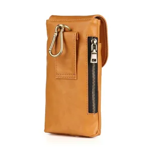 Braune Handytasche Gürteltasche Detail, vertikale Tasche mit Karabiner und Reißverschluss.