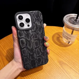 Vue détaillée de coque de téléphone magnétique en serpent avec texture et protection de caméra.