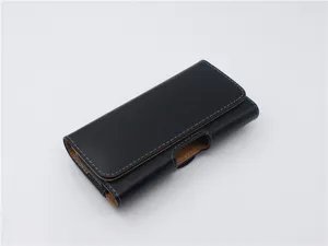 Detalle de primer plano de la funda de cuero negro para teléfono con presilla de cinturón.