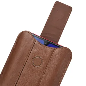 Braune Leder Handytasche Detail, Rindsleder Holster mit Klappe fuer grosse Smartphones.