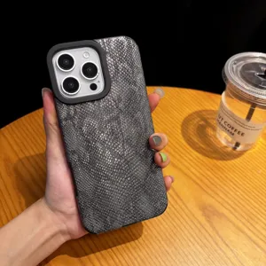 Vue détaillée de la coque de téléphone magnétique en cuir serpent avec design et texture.