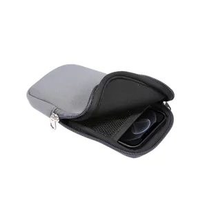 Primo piano dettagliato dell'interno della custodia elastica con cerniera e uno smartphone.