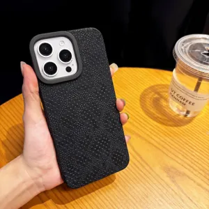 Vue détaillée de la coque de téléphone magnétique texture peau de serpent élégante.