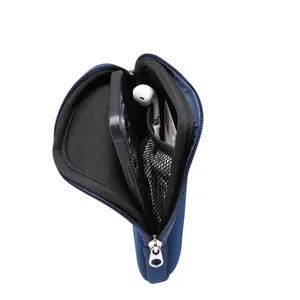 Dettaglio in primo piano della custodia per cellulare elastica blu con tasca interna.