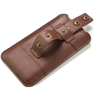 Echtleder Handyholster Gürteltasche Detailansicht mit verstellbarem Riemen und Druckknöpfen.