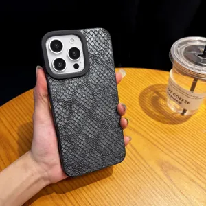 Vue détaillée de la coque magnétique en texture de peau de serpent de luxe, pour iPhone.