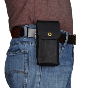 Details des schwarzen Leder-Handyhalters am Gürtel mit doppelten Fächern und Magnetschnalle.