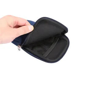 Vista dettagliata dell'astuccio con cerniera elastico blu scuro e tasca in rete interna.