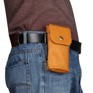 Detailansicht der braunen Handytasche aus Leder am Gürtel mit Magnetverschluss getragen.