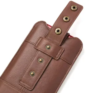 Braunes Echtleder-Handyholster Detail mit verstellbaren Metall-Druckknöpfen und Riemen.