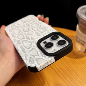 Vue détaillée de la coque de téléphone magnétique en serpent blanc, texture et caméra.