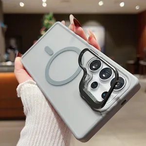Vue détaillée de la coque magnétique texturée avec support de caméra pour Samsung S25 Ultra.