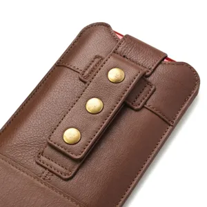 Braunes Leder Handyholster Detail, Rindsleder mit Druckknöpfen und praktischer Gürtelschlaufe.