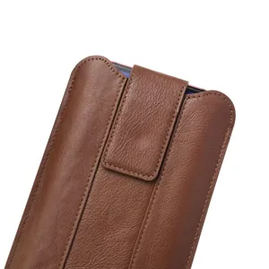 Nahaufnahme des echten Rindsleder Handytaschen Details mit feiner Textur und präziser Naht.