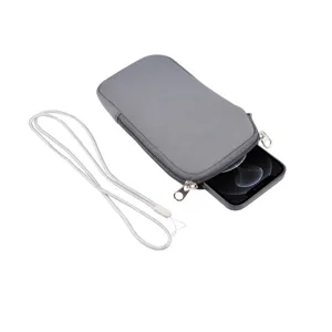 Dettaglio custodia per telefono in tessuto elastico grigio, zip con cordino da collo.