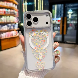Dettaglio della custodia magnetica trasparente con bordi in strass, motivo floreale e fotocamera.