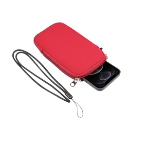 Dettaglio custodia per telefono in tessuto elastico rosso con cordino nero e smartphone.
