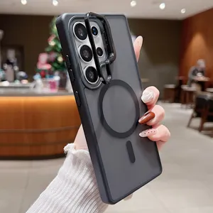 Vue rapprochée de la coque magnétique mate avec support de caméra en métal pour Samsung.