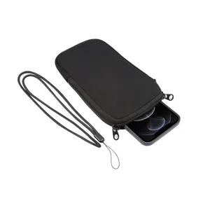 Vista dettagliata della custodia per cellulare nera elastica con cerniera e cordino.