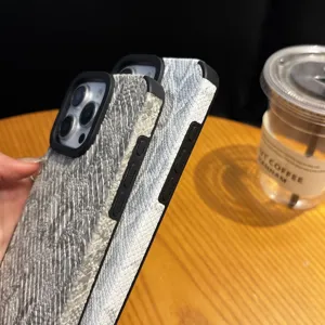 Vue détaillée de coque de téléphone effet serpent magnétique, compatible iPhone.