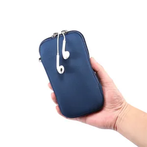 Primo piano dettagliato di una custodia per telefono elastica blu scuro con auricolari.