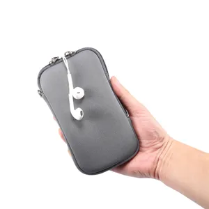 Custodia per telefono universale in tessuto elastico grigio con cerniera e design portatile.