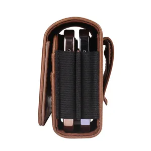 Gedetailleerd overzicht van de bruine PU-leder verticale dubbele telefoonholster.