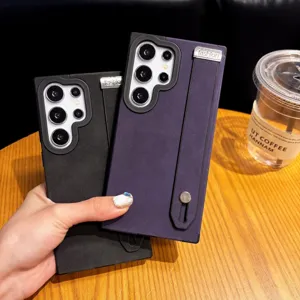 Detalle de funda de teléfono de cuero ante vintage con soporte magnético para Samsung.