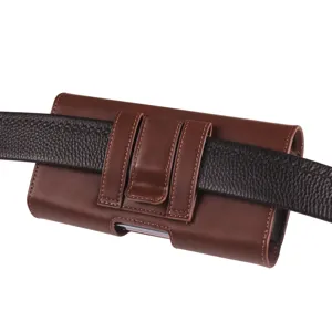 Detailopname van de bruine PU lederen telefoonholster gemonteerd op een zwarte riem.