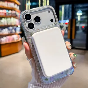 Custodia per telefono floreale trasparente con dettaglio power bank magnetico.