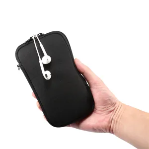 Vista dettagliata della custodia elastica nera per telefono con auricolari bianchi.