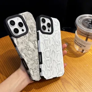 Vue détaillée de la coque de téléphone magnétique en cuir de serpent, texture élégante.