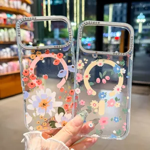 Dettaglio custodia per telefono magnetica trasparente con motivi floreali e strass scintillanti.