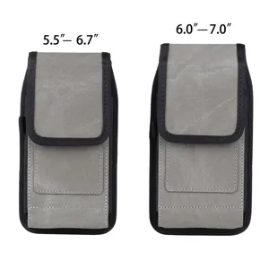 Gedetailleerd overzicht van universele verticale telefoonholsters in twee maten, grijs leer.