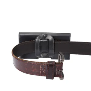 Detailaufnahme eines schwarzen Leder-Handyhalters mit braunem Ledergürtel, robust und sehr praktisch.
