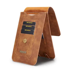 Nahaufnahme des braunen Leder-Handyholsters mit Kartenfächern, Metalletikett und Druckknopf.