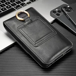 Primer plano detallado de una funda de cuero negro para móvil con anilla metálica en mesa oscura.