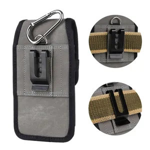 Gedetailleerd overzicht van canvas telefoonholster met metalen riemclip en karabijnhaak.