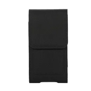 Nahaufnahme des strapazierfähigen schwarzen Nylon-Handyholsters mit Lasche und Gürtelschlaufe.