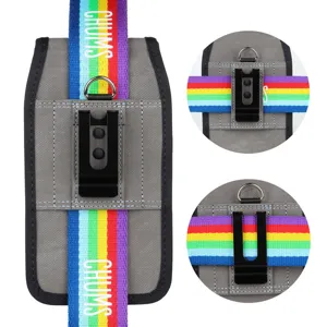 Canvas telefoon holster detailweergave, riemtasje met metalen clip en kleurrijke band.