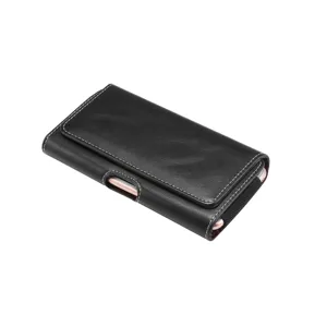 Detalle de funda para teléfono de cuero negro, riñonera horizontal clásica para hombre.