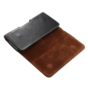Nahaufnahme eines schwarzen Leder-Handyhalters mit weichem braunen Innenfutter.