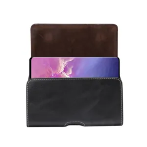 Vista detallada de la funda de cuero negro para teléfono móvil con forro marrón elegante.
